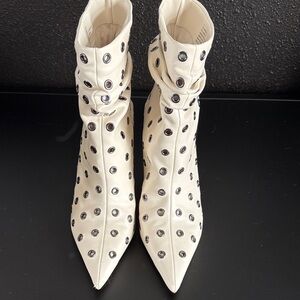 Express Stylish Cream Ankle Boots with Silver Accents